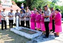 Polres Flotim Ziarah dan Tabur Bunga Sambut Hari Bhayangkara ke-80