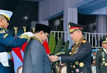 Presiden Prabowo Terima Medali Loka Praja Samrakshana pada HUT Ke-80 Bhayangkara