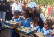 Luna Maya Letakkan Batu Pertama TK Watugong Permanen