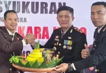 Kejari Manggarai Serahkan Tumpeng di HUT Bhayangkara ke-80 Polres Manggarai