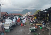 Pasar Mbongawani Kembali Semrawut, Pedagang Berjualan di Sepanjang Badan Jalan