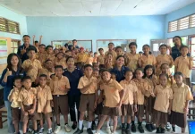 Mahasiswa MBKM FISIP Unwira Edukasi Siswa SDK Puubheto tentang Public Speaking