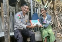 Sidokkes Polres Ngada menyalurkan bantuan sosial kepada warga