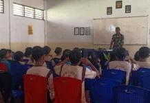 Babinsa Adonara Bekali Pengurus OSIS dengan Disiplin dan Jiwa Kepemimpinan