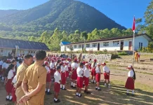 Sejumlah Ayah ASN di Manggarai Antar Anak di Hari Pertama Sekolah