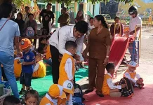 Ayah Antar Anak Warnai Hari Pertama Sekolah TK Negeri Pembina
