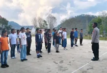 Bhabinkamtibmas Bajawa Latih Disiplin Siswa lewat PBB