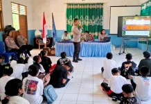 Polisi Edukasi Pelajar  SMPN 1 Lewolema Bijak Bermedia Sosial saat MPLS