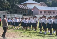 Bhabinkamtibmas Jerebuu Latih PBB Siswa Baru SMP Satap III
