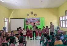 Bhabinkamtibmas Bajawa Edukasi Siswa SDI Bajawa pada Masa MPLS