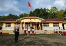 Tumbuhkan Rasa Cinta Tanah Air, Kasat Binmas Pimpin Upacara di SDI 6 Bajawa