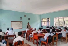 Bhabinkamtibmas Naruwolo Edukasi Kamtibmas Kepada Siswa Baru di  SMAN 1 Jerebuu