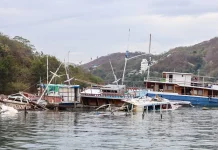 Bangkai Kapal dan Sampah Penuhi Pesisir Pulau Bajo Labuan Bajo