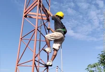 Cuaca Ekstrem Putuskan Guy Wire, Teknisi RRI Ende Lakukan Perbaikan