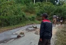 Hambat Aktivitas, Badan Jalan Rusak di Watugase Diperbaiki Secara Swadaya