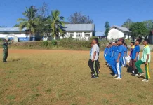 Babinsa Reok Latih Calon Paskibraka, Tanamkan Disiplin dan Jiwa Nasionalisme