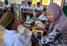 Seluruh Siswa MIN 2 Lembata Ikuti Cek Kesehatan Gratis