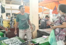 Cuaca Buruk Picu Kenaikan Harga Ikan di Pasar Mbongawani