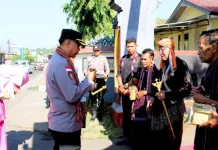 Kapolres Baru Flores Timur Disambut Tradisi Adat Larantuka