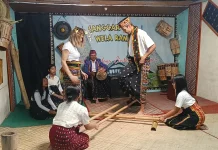 Jatuh Cinta pada Tarian Rangkuk Alu, Wisatawan Swiss Kunjungi Sanggar Wela Rana