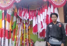 Jelang HUT RI Ke-81, Atribut Merah Putih Mulai Dijual di Ruteng
