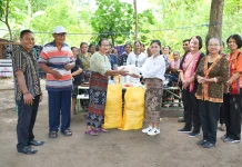 PKK Sikka Dukung Penenun lewat Bantuan Benang Berkualitas Lokal
