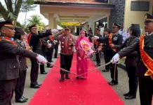 Tradisi Pedang Pora Iringi Pelepasan Kapolres Flores Timur