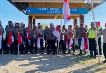 Polres Sikka Kibarkan Merah Putih di Tiga Ikon Daerah Sambut HUT RI