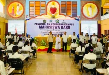 Ketua STIPAR Ende Kenalkan Seluruh Dosen, Mahasiswa Baru Siap Beradaptasi