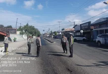 Polres Ende Respons Cepat Aduan Tumpahan Solar di Simpang Lima Cegah Kecelakaan