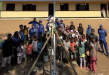 Ditpolairud Polda NTT, Guru dan Siswa Bangun Tiang Bendera di Pulau Kukusan