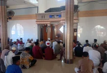 Kapolsek Ende Sampaikan Pesan Kamtibmas lewat Khutbah Jumat di Masjid Mustakim