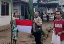 Bhabinkamtibmas Roworena Bagikan Bendera Gratis Kepada Warga Sambut HUT RI ke-81