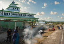 ASN Kemenag Nagekeo Bersama Masyarakat Bersihkan Masjid