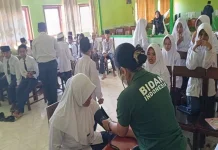 Puluhan Murid MTsN Manggarai Dapat Layanan Pemeriksaan dan Edukasi Kesehatan