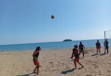 Lomba Bola Voli Pantai Ramaikan Festival Komodo Riung