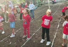 Aksi Seru Anak-Anak Warnai Lomba Makan Kerupuk Sambut HUT RI