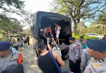Gempa Guncang Manggarai Barat, Brimob Evakuasi WNA Terluka ke RS Siloam
