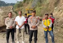 Kapolres Manggarai Timur Tembus Jalur Longsor, Cek Pengungsi Gempa