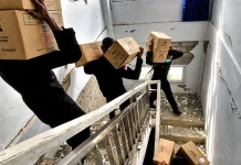 Personel Brimob Ruteng Evakuasi Alat dan Dokumen Penting di RSUD Ben Mboi