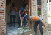 Polres Ende, Brimob Bantu Warga Bersihkan Puing Gempa di Lokoboko