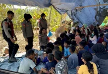 Polwan Manggarai Timur Dampingi Anak Korban Gempa di Tenda Pengungsi