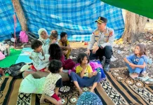 Kapolres Manggarai Timur Salurkan Bansos Warga Terdampak Gempa