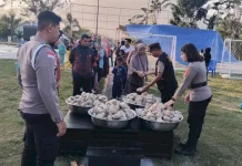 Polres Manggarai Timur Bagi Makanan untuk Pengungsi Pascagempa Gempa