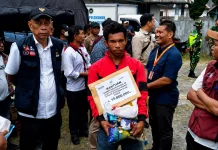 Wamensos Serahkan Santunan dan Bantuan Korban Gempa di Manggarai