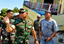 Pangdam IX/Udayana Serahkan Bantuan dan Tinjau Rumah Warga yang Rusak di Reo