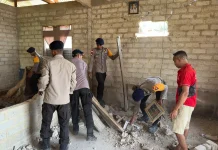 Brimob Ruteng Evakuasi dan Bersihkan Puing Rumah Warga yang Rusak Akibat Gempa