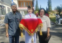 Tegap dan Anggun, Langkah Maria Marisa Wong Pembawa Baki Merah Putih di Natas Labar