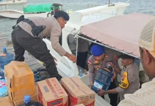 322 KK Warga Longos Mengungsi, Polres Mabar Datang Bawa Bantuan