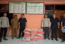 Imigrasi Labuan Bajo Salurkan 1 Ton Beras untuk Korban Gempa di Sano Nggoang